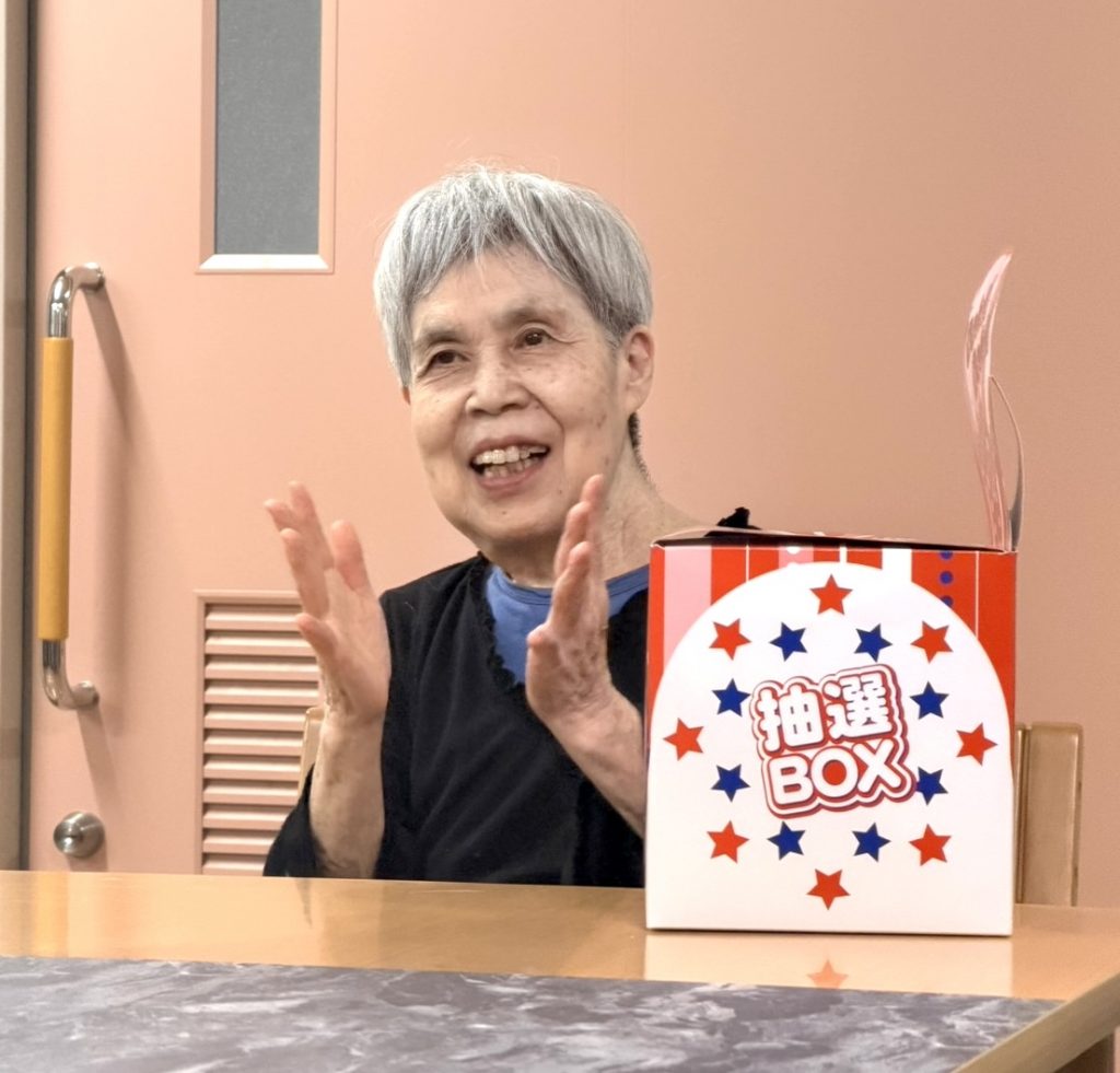 くじ引き大会での交流の様子