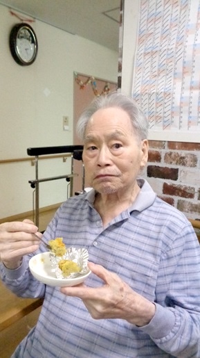 スイートポテトを召し上がる様子