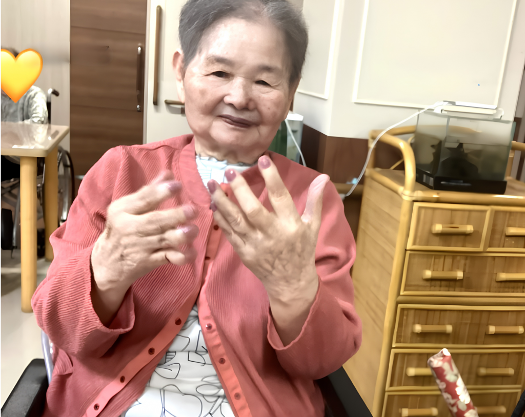 きれいになった指先を見せてくださる利用者さま