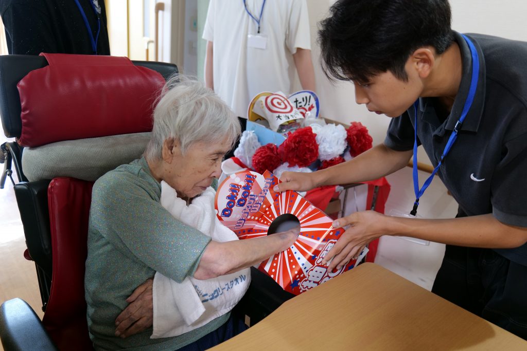 学生ボランティアと入居者さま