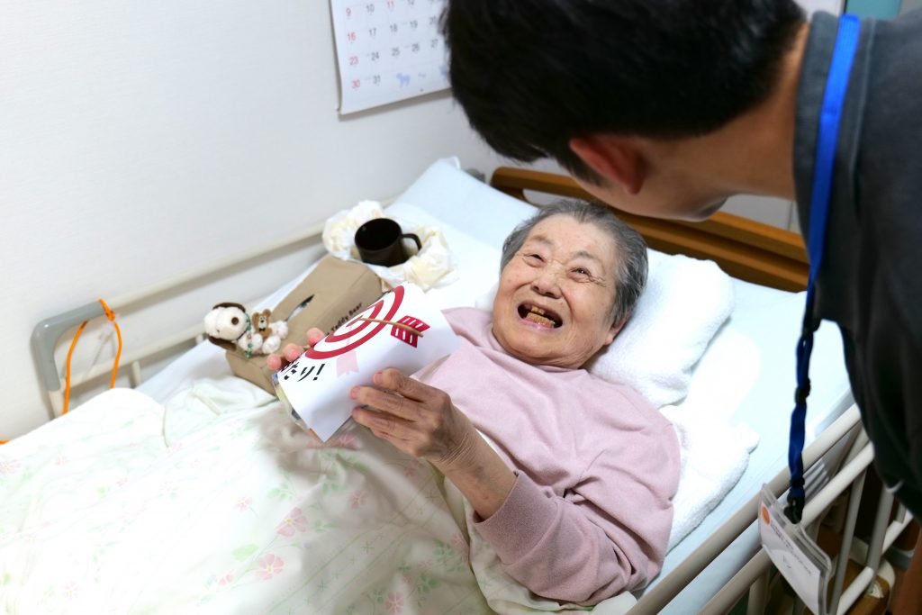 くじ引きを楽しまれる入居者さま