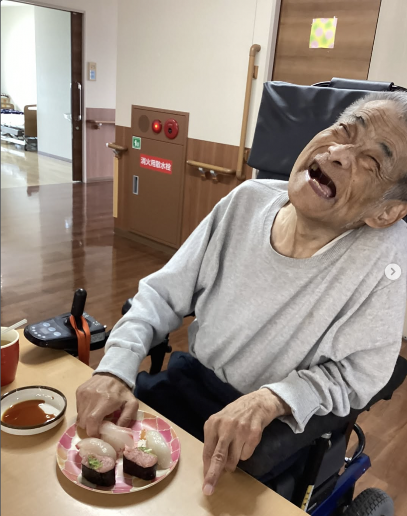 お寿司を楽しむ利用者さま