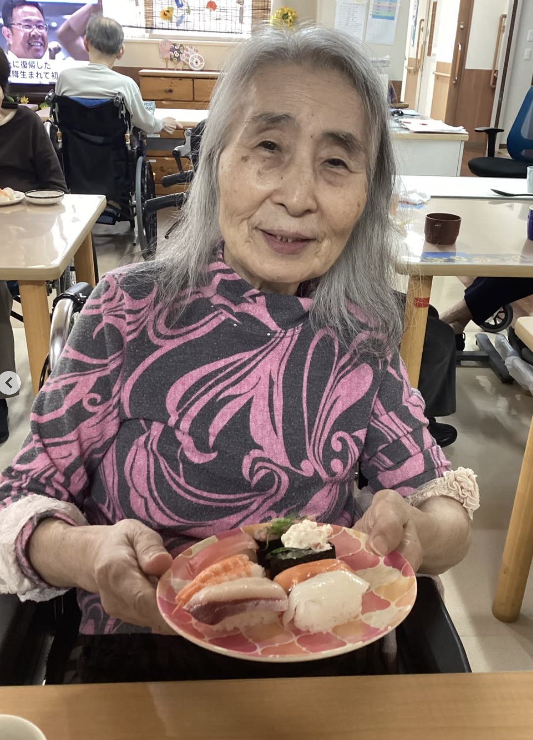 お寿司を楽しむ利用者さま