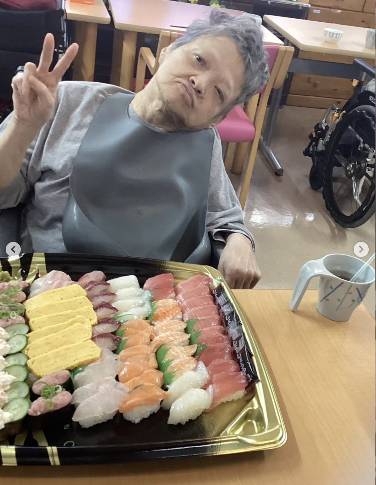 たくさんのお寿司を前に笑顔の利用者さま