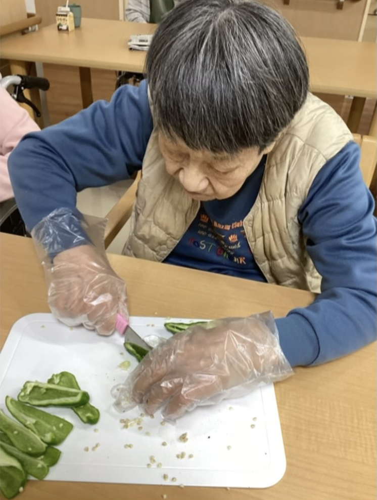 焼肉パーティーに向けて野菜を準備する利用者さま