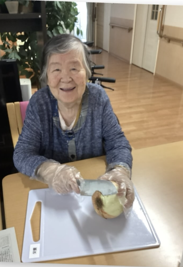 笑顔で食材の準備をされる利用者さま