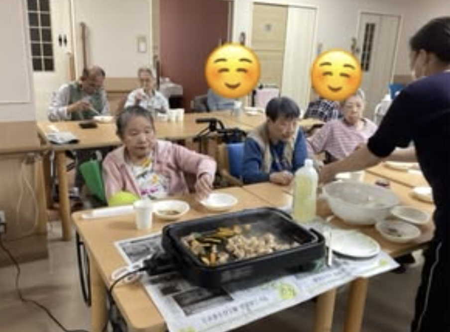 4階南北フロアで焼肉パーティーを楽しむ様子
