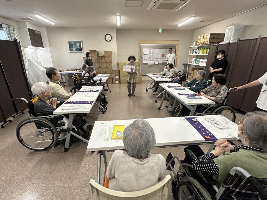 参加者の皆さまで歌を楽しむ様子